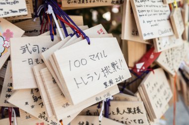 Ahşap dua Japon Shinto Tapınağı kurulları asılı
