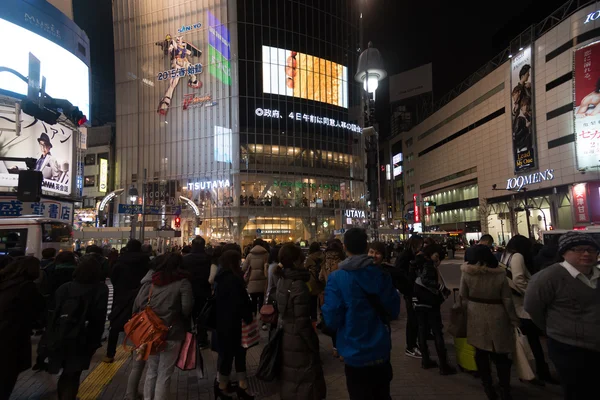 Shibuya ciudad por la noche con la gente multitud —  Fotos de Stock