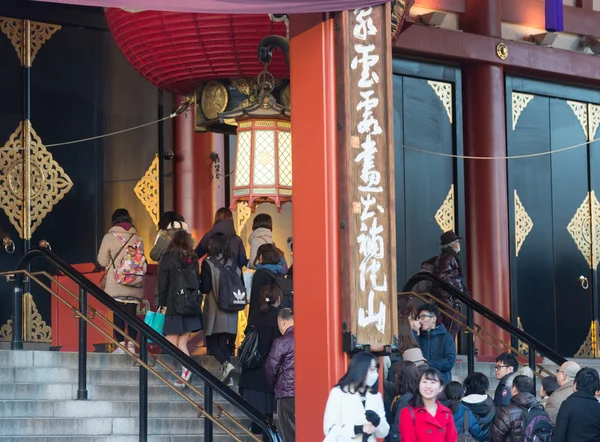 People pray around Senjoji-ji Temple — Stock Photo, Image