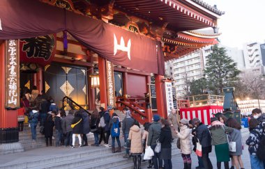 İnsanlar Japonya'da Senjoji tapınağı ziyaret