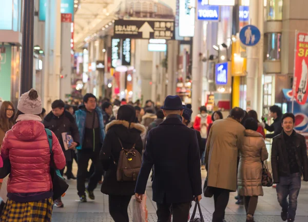 Multitud de personas alrededor de Kansai en Osaka, Japón — Foto de Stock