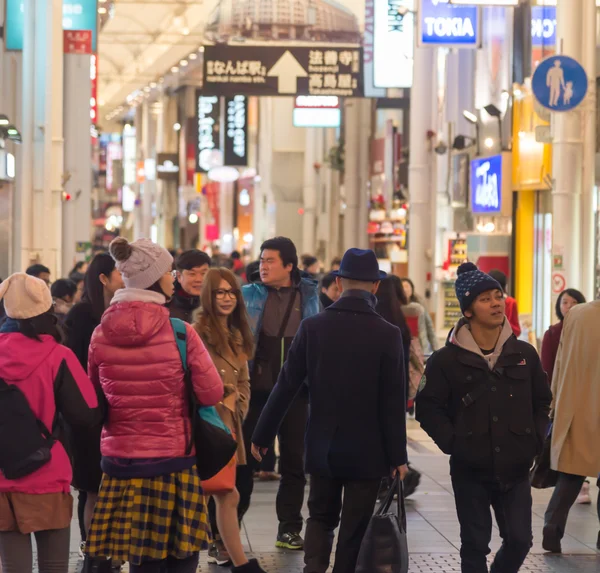 Multitud de personas alrededor de Kansai en Osaka, Japón — Foto de Stock