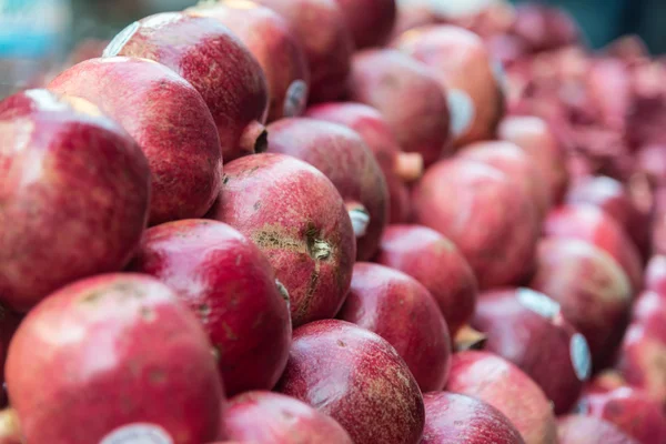 Primer plano de la granada en el mercado — Foto de Stock