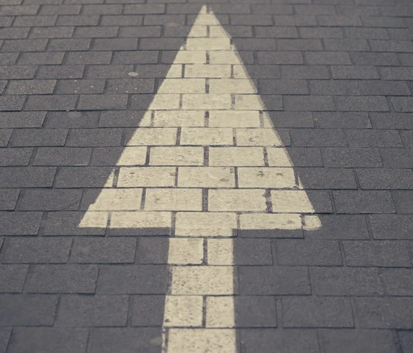 White arrow straight sign on street — Stock Photo, Image