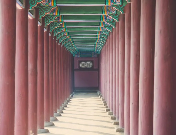 Fila de postes alrededor Exterior de Gyeongbokgung — Foto de Stock