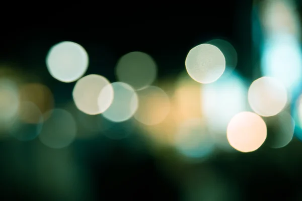Defokussierte Verschwommenheit von grünem und gelbem Licht in der Nacht — Stockfoto