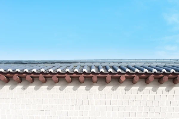 Väggen i Gyeongbokgung Palace med blå himmel i Seoul, South Korea — Stockfoto