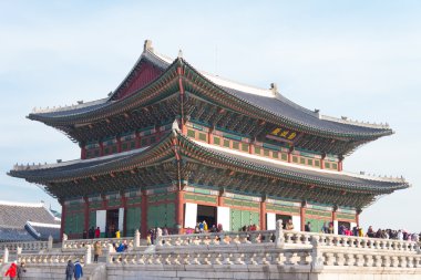 Turist insanlar Gyeongbokgung Sarayı çevresinde