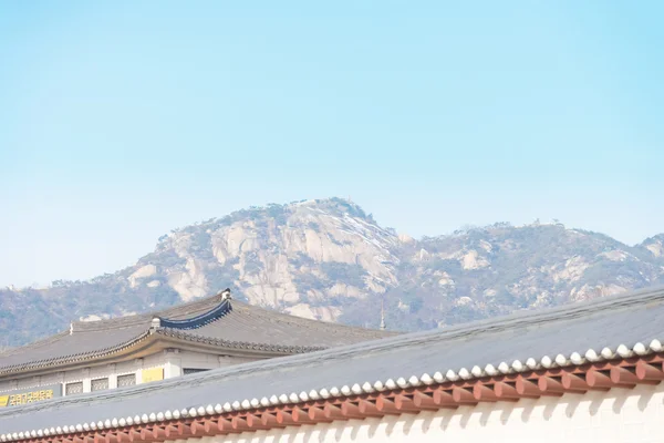 Παλάτι Gyeongbokgung και βουνό, στη Σεούλ, Νότια Κορέα — Φωτογραφία Αρχείου