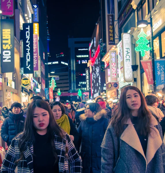Multidões em Seul capital da Coreia do Sul, como cena urbana em — Fotografia de Stock