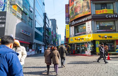Myeongdong, ünlü alışveriş caddesi Seou içinde dolaşan insanlar