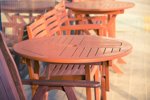 Drewniane krzesło i stół zewnątrz. NEF — Zdjęcie stockowe