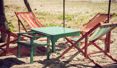 Plaj sandalyesini sahil kumu ağacı altında