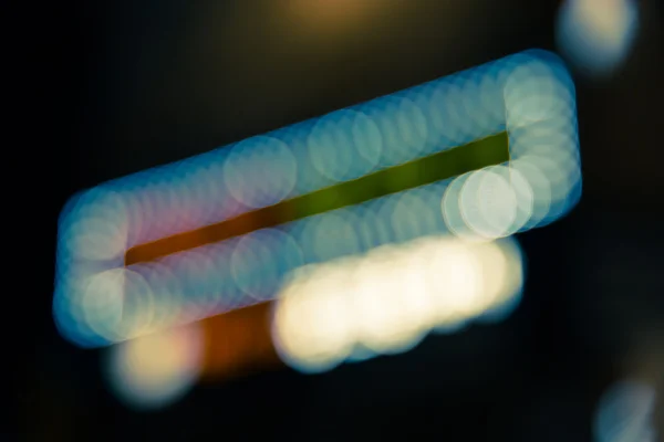 Défocalisé de la lumière au néon dans la ville la nuit — Photo