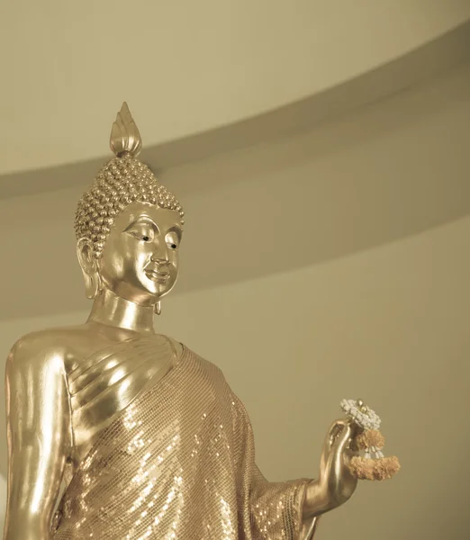 Estátua de Buda dourado segurar guirlanda calêndula — Fotografia de Stock