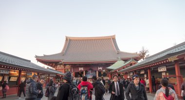 Japonya'da Senjoji tapınak çevresinde çok turist ziyaret