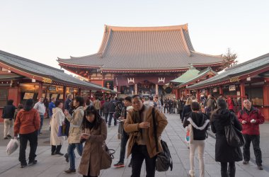 İnsanlarla senjoji Tapınağı: Tokyo, Japan
