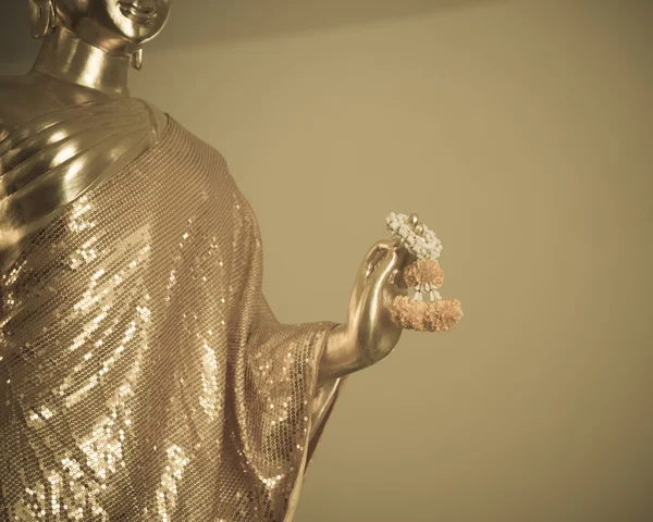 Золота статуя Будди тримає гірлянду з чорнобривцями — стокове фото