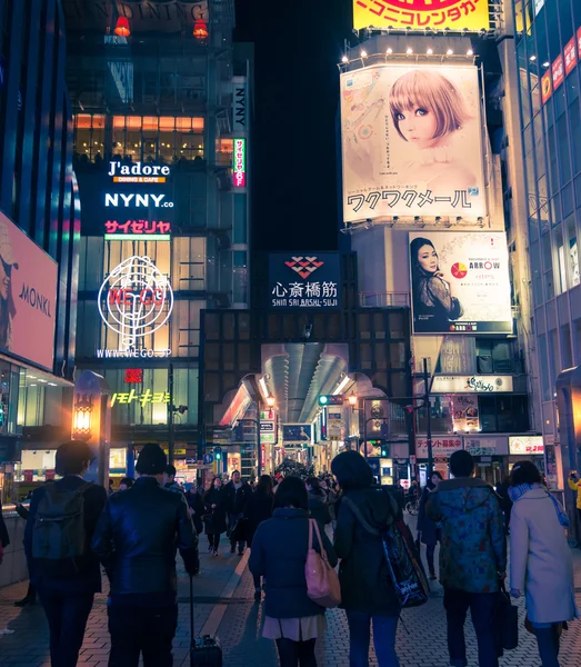 Городская сцена в ночное время с большим количеством людей вокруг Кансай в Осаке, — стоковое фото