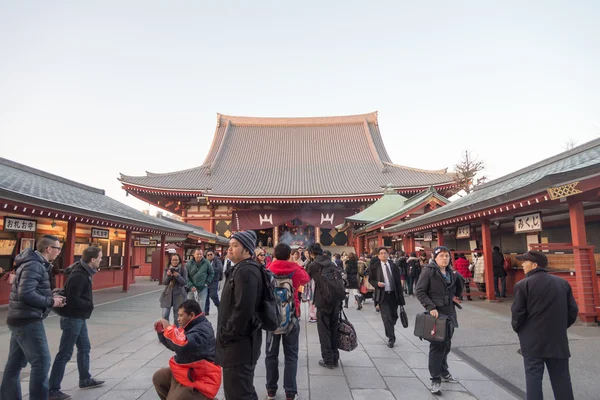 Pessoas ao redor do templo senjoji em Tóquio, Japão — Fotografia de Stock