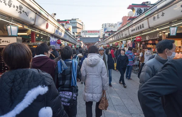 Muchos turistas visitan alrededor de la tienda de recuerdos cerca de Senjoji Te — Foto de Stock