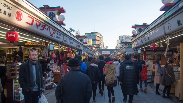 Souvenir walking street shop i nærheden af Sbul ji Templet i Asakusa, Tok - Stock-foto