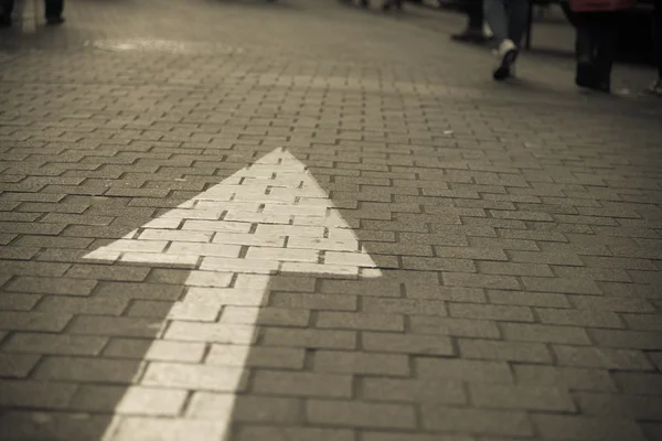 Freccia segno sulla strada andare dritto — Foto Stock