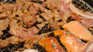 Korece tarzı ızgara balık ve et sıcak soba üzerinde 