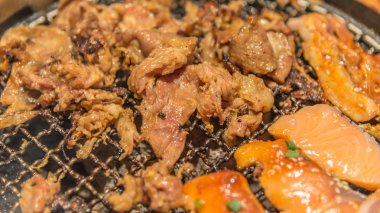 Korece tarzı ızgara balık ve et sıcak soba portre üzerinde