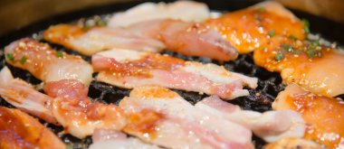 Korece tarzı ızgara Somon Balık ve et closeup sıcak soba üzerinde