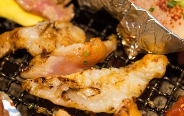 Korece tarzı ızgara et ve balık closeup sıcak ızgara üzerinde