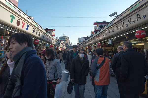 La gente camina por la calle comercial de souvenirs frente al entr — Foto de Stock