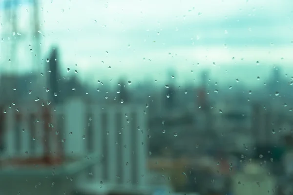 Espejo con gotas de lluvia con desenfoque de fondo urbano —  Fotos de Stock