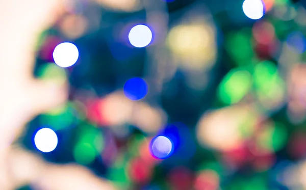 Defocused bokeh bulanıklık ışık dekorasyon Noel ağacı üzerinde — Stok fotoğraf