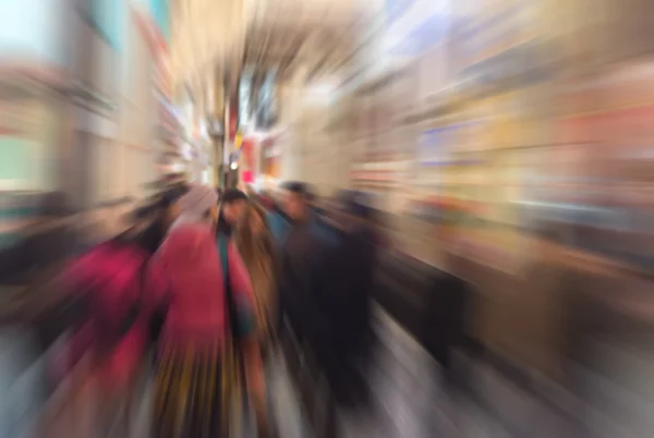 Zoom explodiu desfocado borrão de pessoas multidão na cena urbana abstra — Fotografia de Stock