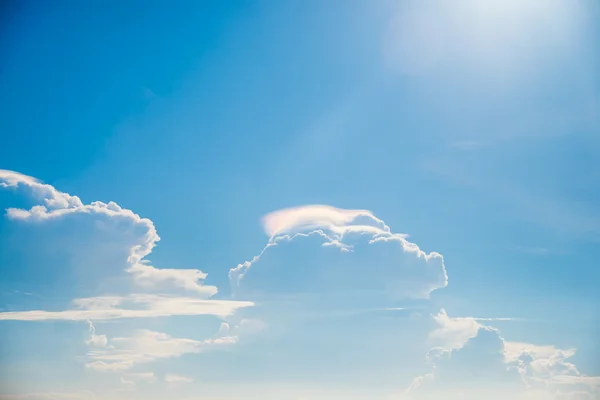 Nuvem arco-íris com céu azul no dia ensolarado — Fotografia de Stock