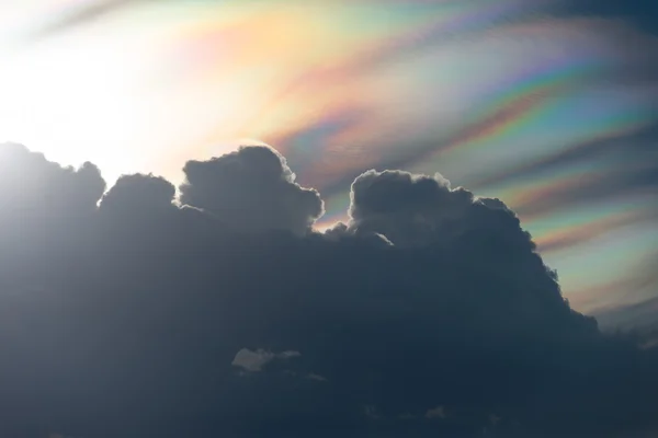 Coucher de soleil avec nuage arc-en-ciel — Photo