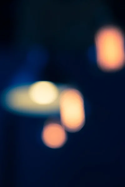 Bokeh desenfocado de lámpara en tono oscuro fondo vertical — Foto de Stock