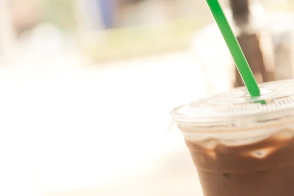 塑料杯冰摩卡咖啡奶油绿色秸秆特写 — 图库照片