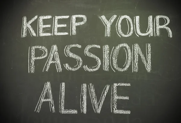 Botschaft "Halte deine Leidenschaft am Leben" in weißer Kreide auf schwarzem Grund geschrieben — Stockfoto