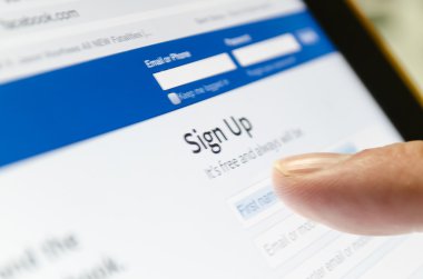 o odaklanmış ilk name metin üzerinde parmak değmek ile Facebook sayfası