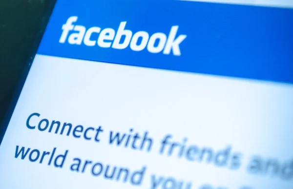 Halaman Facebook berfokus pada layar logo Facebook — Stok Foto