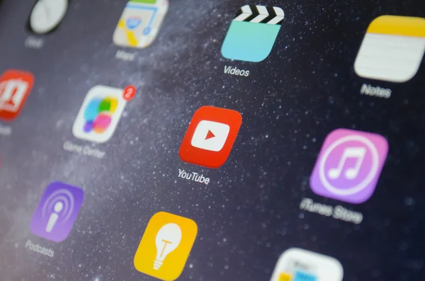 Icono de la aplicación Youtbue en la pantalla del dispositivo iOS — Foto de Stock