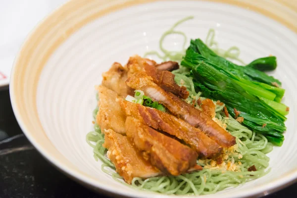 Macarrão de jade com crocante carne de porco frito chinês hongkong tradição f — Fotografia de Stock