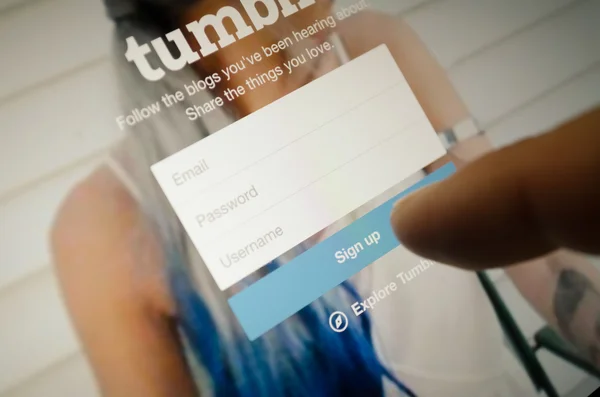 Tumblr halaman dengan sentuhan jari di tombol sign up di halaman register — Stok Foto