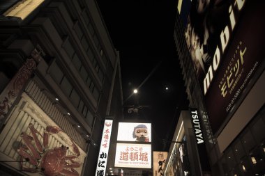 Kansai, Osaka, Japonya gece kentsel mahallinde
