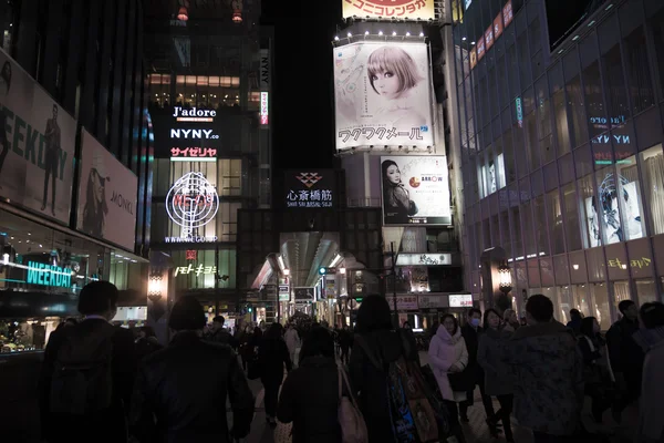 Stedelijke scène at night met in Osaka, Japan — Stockfoto