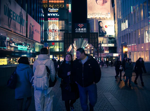 Stedelijke scène bij nacht in Osaka, Japan — Stockfoto