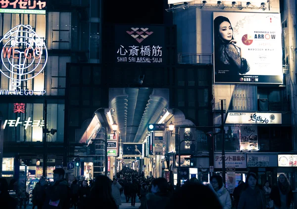Городская сцена ночью вокруг Кансая в Осаке, Япония — стоковое фото