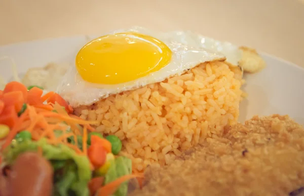 Arroz frito estilo americano con primer plano de huevo frito — Foto de Stock